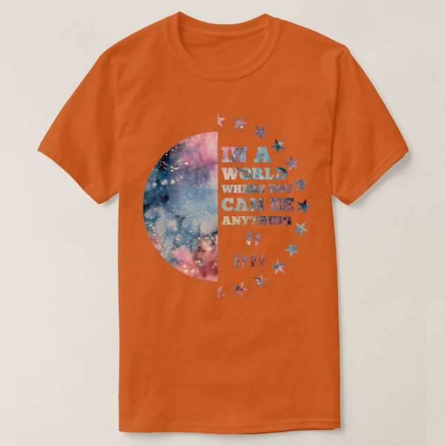 Camiseta Em Um Mundo Onde Você Pode Ser Qualquer Coisa Que  (Frente do Design)