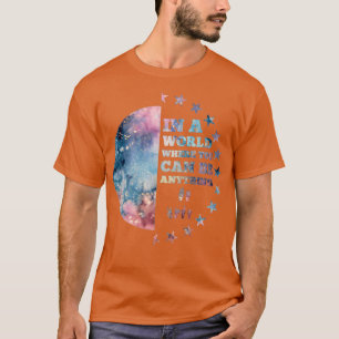 Camiseta Em Um Mundo Onde Você Pode Ser Qualquer Coisa Que 