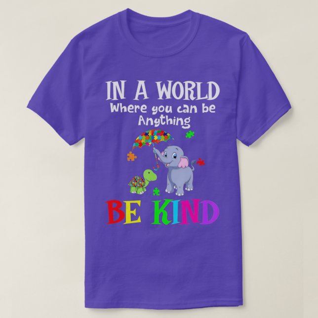 Camiseta Em Um Mundo Onde Você Pode Ser Qualquer Coisa Que  (Frente do Design)