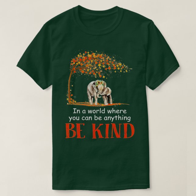 Camiseta Em Um Mundo Onde Você Pode Ser Qualquer Coisa Que  (Frente do Design)