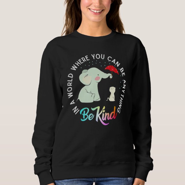 Camiseta Em Um Mundo Onde Você Pode Ser Qualquer Coisa Que  (Frente)