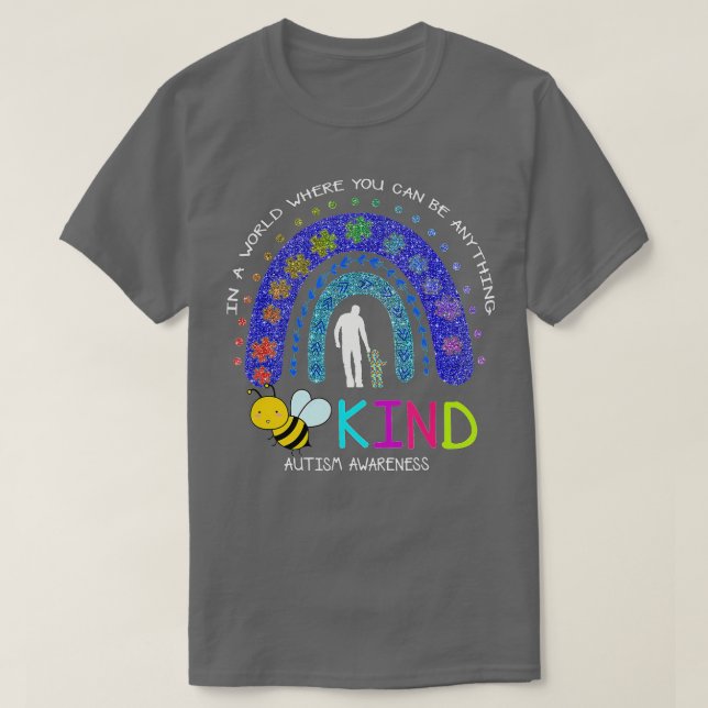 Camiseta Em Um Mundo Onde Você Pode Ser Qualquer Coisa Que  (Frente do Design)