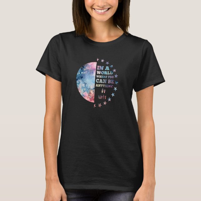 Camiseta Em Um Mundo Onde Você Pode Ser Qualquer Coisa Que  (Frente)