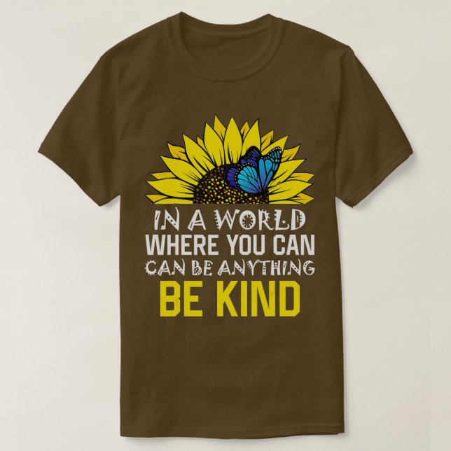 Camiseta Em Um Mundo Onde Você Pode Ser Qualquer Coisa Que  (Frente do Design)