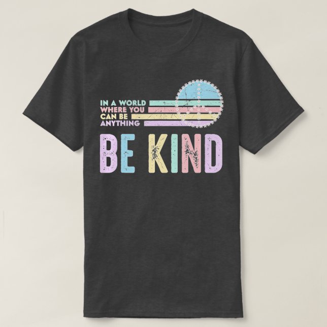 Camiseta Em Um Mundo Onde Você Pode Ser Qualquer Coisa Que  (Frente do Design)