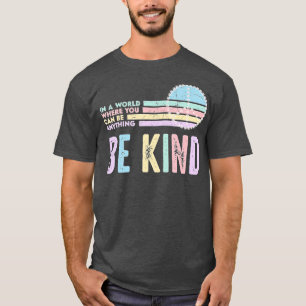 Camiseta Em Um Mundo Onde Você Pode Ser Qualquer Coisa Que