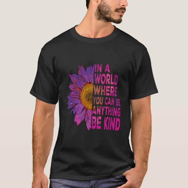 Camiseta Em Um Mundo Onde Você Pode Ser Qualquer Coisa Que  (Frente)