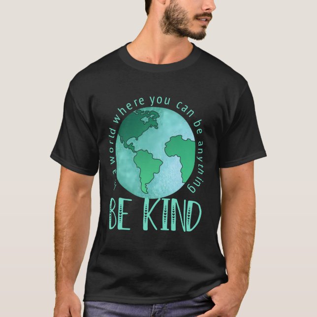 Camiseta Em Um Mundo Onde Você Pode Ser Qualquer Coisa Que  (Frente)