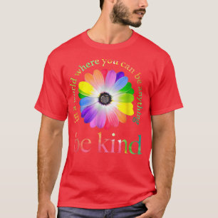 Camiseta Em um mundo onde você pode ser qualquer coisa, sej
