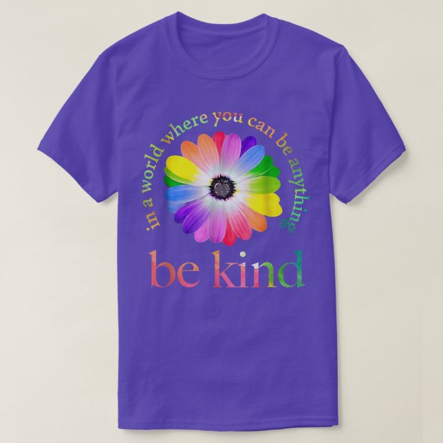 Camiseta Em um mundo onde você pode ser qualquer coisa, sej (Frente do Design)