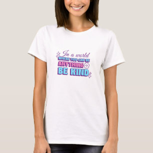 Camiseta Em Um Mundo Onde Você Pode Ser Qualquer Coisa Seja