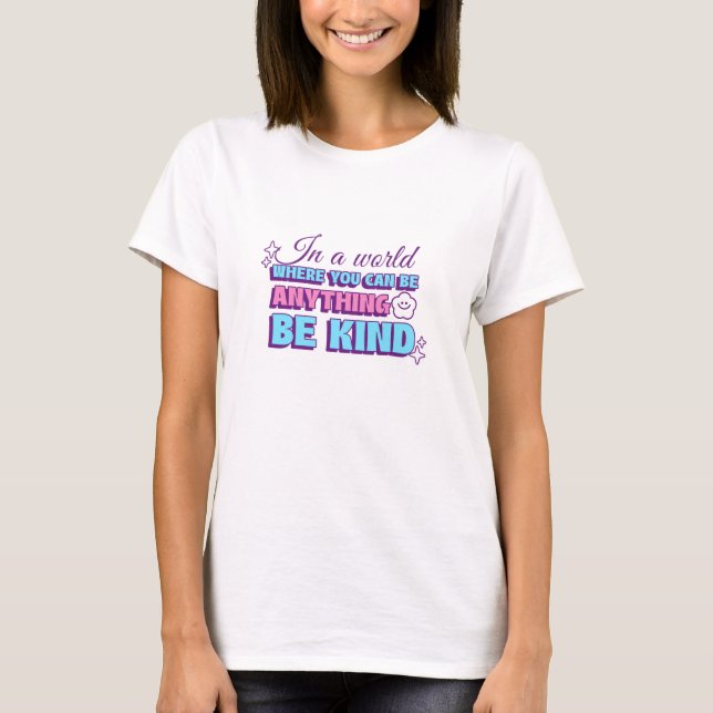Camiseta Em Um Mundo Onde Você Pode Ser Qualquer Coisa Seja (Frente)