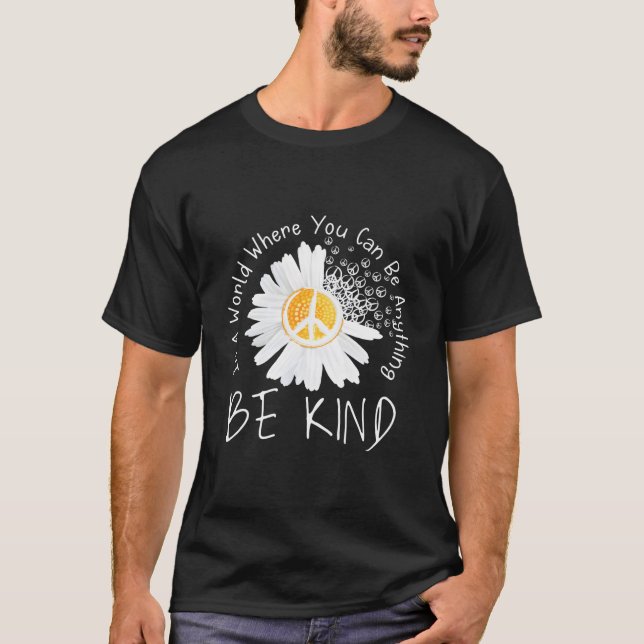 Camiseta Em Um Mundo Onde Você Pode Ser Qualquer Coisa Seja (Frente)
