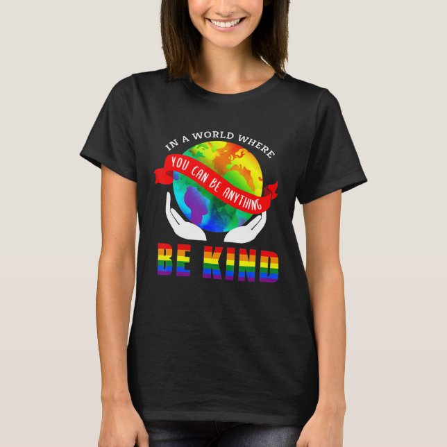 Camiseta Em um Mundo Onde Você Pode Ser Qualquer Coisa Seja (Frente)