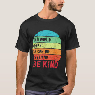 Camiseta Em Um Mundo Onde Você Pode Ser Qualquer Coisa Seja