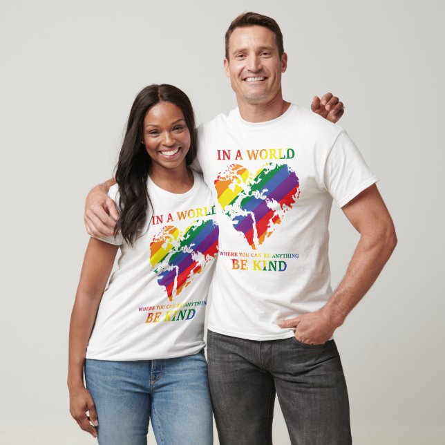 Camiseta Em um Mundo Onde Você Pode Ser Qualquer Coisa Seja (Unissex)