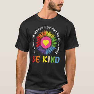 Camiseta Em um mundo onde você pode ser qualquer coisa seja