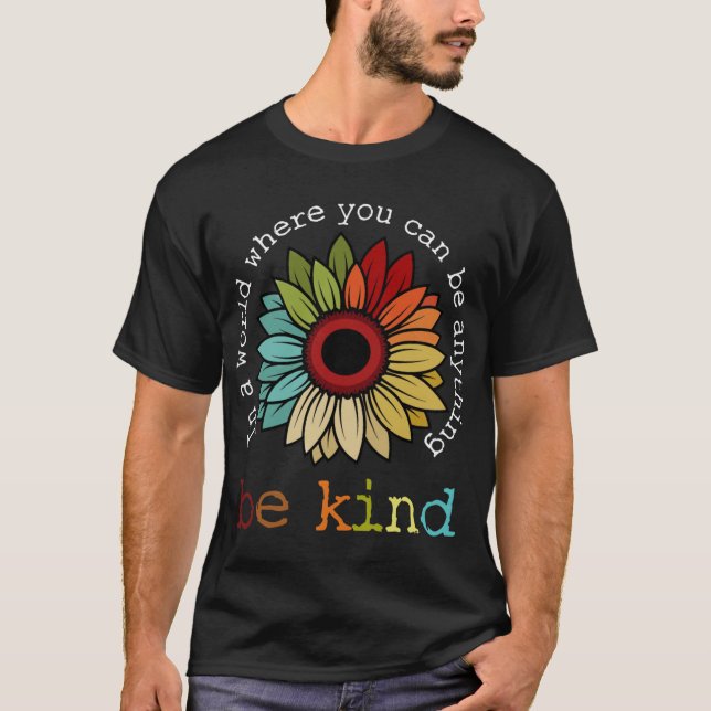 Camiseta Em Um Mundo Onde Você Pode Ser Qualquer Coisa Seja (Frente)