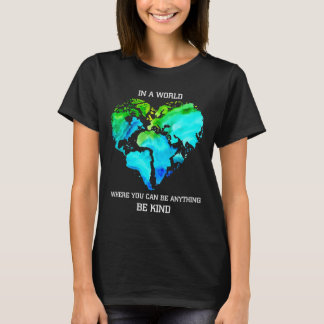Camiseta Em um mundo onde você possa estar qualquer coisa