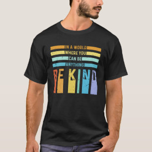 Camiseta Em um mundo, seja gentil com tolerância a ideias a