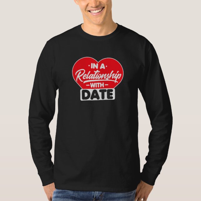 Camiseta Em Um Relacionamento Com Data (Frente)