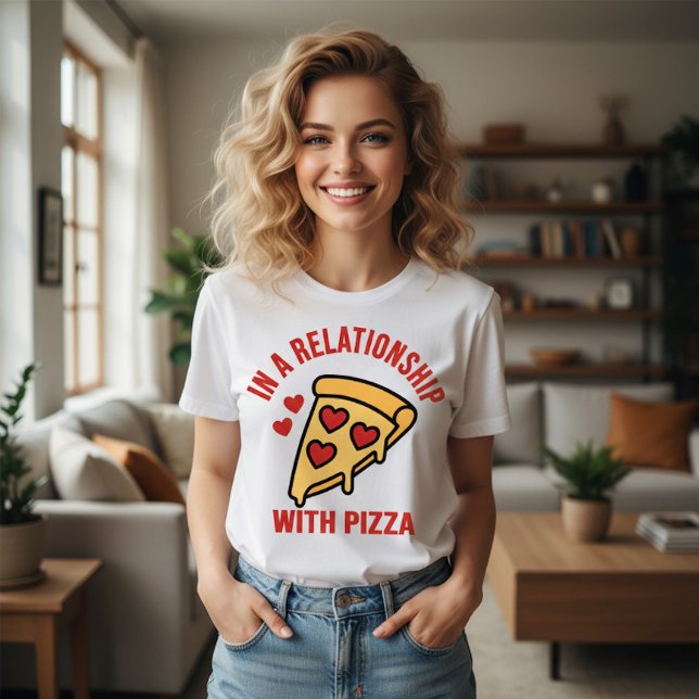 Camiseta Em um Relacionamento com Pizza - Dia dos Namorados (Criador carregado)