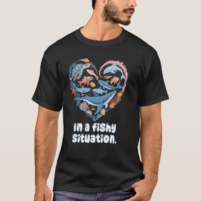Camiseta Em uma situação suspeita humor engraçado (Frente)