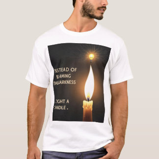 Camiseta "Em vez de Escuridão, acenda uma Vela"