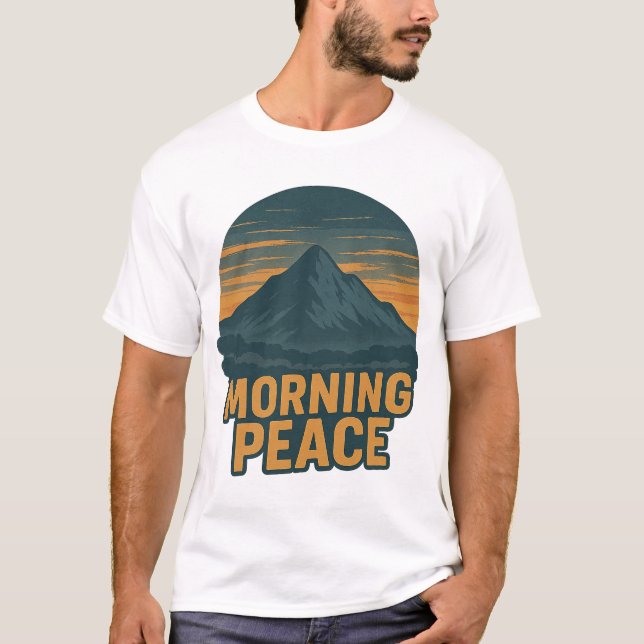 Camiseta Emblema Retro do Sereno Nascer do Sol na Montanha (Frente)
