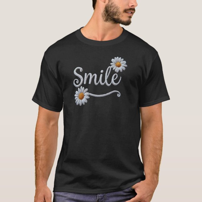 Camiseta Embroidered Daisy Smile – Floral Cursive Typograph (Frente)