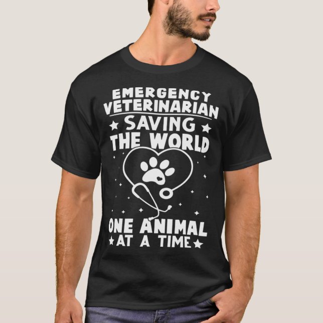 Camiseta Emergency Veterinarian Saving The World Animal At  (Frente)