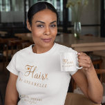 Camiseta Empregado de salão de cabelo branco e ouro persona<br><div class="desc">Tendy glamourosa elegante salão e cabeleireiro elegante moderno, camiseta com o nome de funcionário do cabeleireiro com a tenda tipografia quic em branco (cor de t-shirt alterável) e ouro metálico falso de cobre com tesoura e um pouco de coração. Adequado para salão no estilo do cabelo, estúdio de beleza, cabeleireiro,...</div>