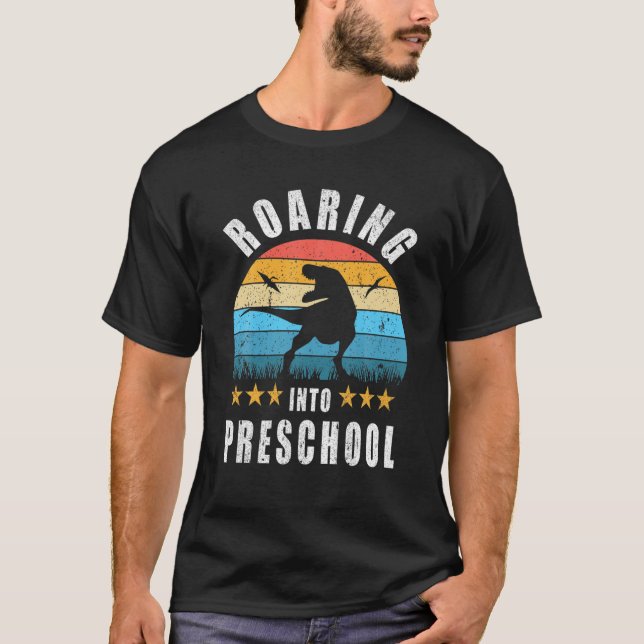 Camiseta Encaminhando Para A Pré-Escola Dinossauro Rex Tech (Frente)