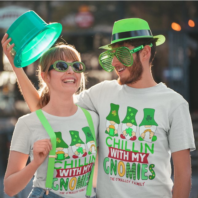 Camiseta Encantado Encantado com Unisex de Dia de São Patrí (Funny Chillin with Gnomies St Patricks Day Unisex T-Shirt)