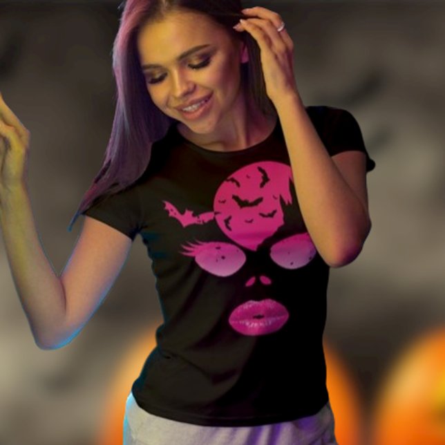 Camiseta Encantando o Dia das Bruxas Rosa: Mistério Lua e M (Woman wears pink Halloween tee)