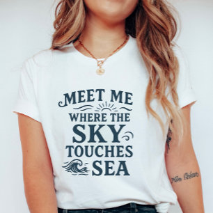 Camiseta Encontre-me Onde o Céu Toca o Mar; Tipografia Negr