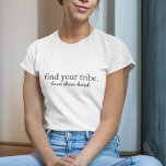 Camiseta Encontre sua tribo | Ame-os Duro Moderno Minimalis<br><div class="desc">"Encontra a tua tribo. Ame-os a design de arte personalizada do Duro de de citações personalizadas na tipografia contemporânea com detalhes de escrita manual num estilo moderno minimalista.</div>