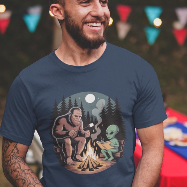 Camiseta Encontro com o Críptido Alien Bigfoot na Lua em OV (Criador carregado)
