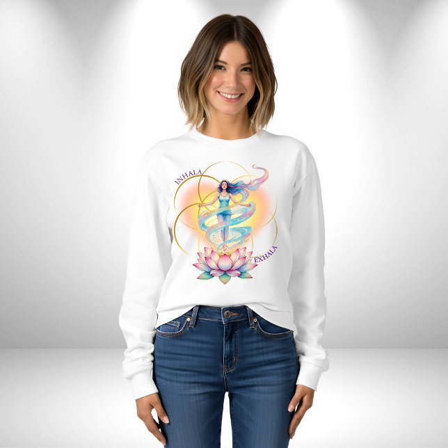 Camiseta Energía Femenina renace en la flor del Loto (Hermoso diseño de energía femenina Kundalini Yoga, flor de Loto del que nace la mujer renovada )