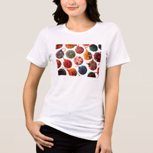 Camiseta Enfeites de árvore de Natal artesanais em Branco S