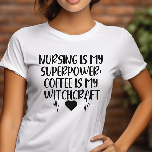 Camiseta Enfermagem É O Meu Superpoder (Nursing Is My Superpower Coffee Is My Witchcraft)
