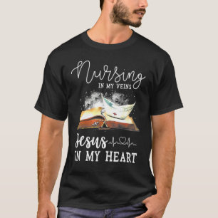 Camiseta Enfermagem Nas Minhas Veias Jesus No Meu Coração, 