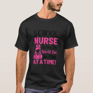 Camiseta Enfermeira da escola feminina salvando um pacote m