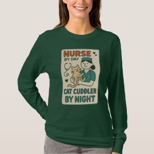 Camiseta Enfermeira de Dia, Abraçadora de Gatos à Noite – A