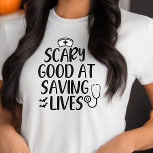 Camiseta Enfermeira de Halloween Muito Boa em Salvar Vidas