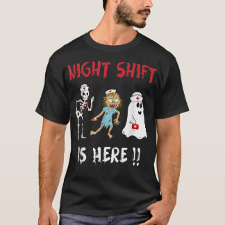 Camiseta Enfermeira de Halloween O Turno Noturno Está Aqui,