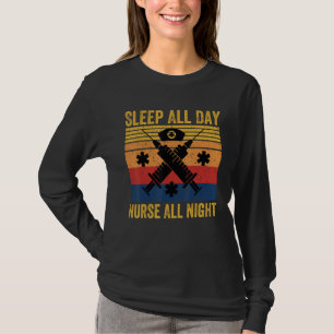 Camiseta Enfermeira Engraçada Dorme O Dia Todo Enfermeira A