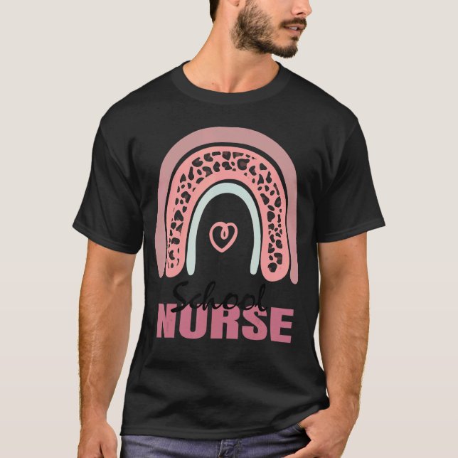 Camiseta Enfermeira Escolar Leopard Boho Rainbow Nurse Scho (Frente)