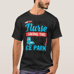 Camiseta Enfermeira Escolar Salvando o Mundo Um Estudante d