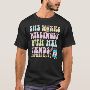 Camiseta enfermeira farmacêutica ela trabalha de bom grado